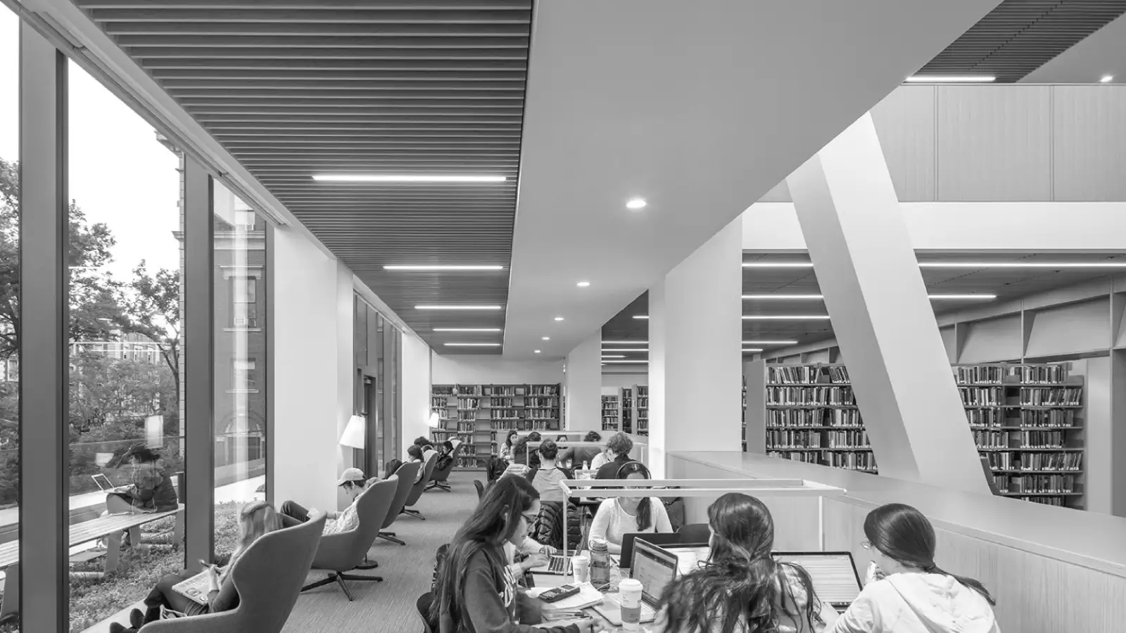 十大电竞游戏综合排名's library, interior showing students studying